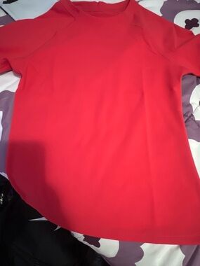 Women’s Short Sleeve Crewneck Tee in Red